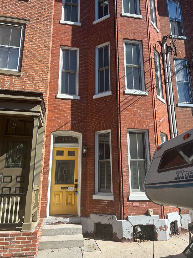 153 W Louther St