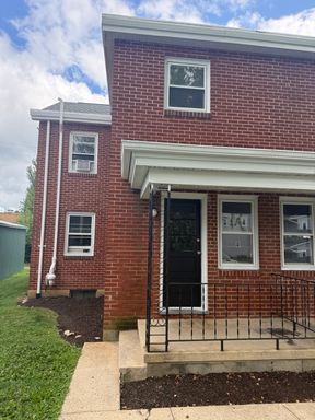 ALL UTILITIES INCLUDED!!! 2 bedroom - 1 bathroom townhome in the heart of Carlisle – photo 1