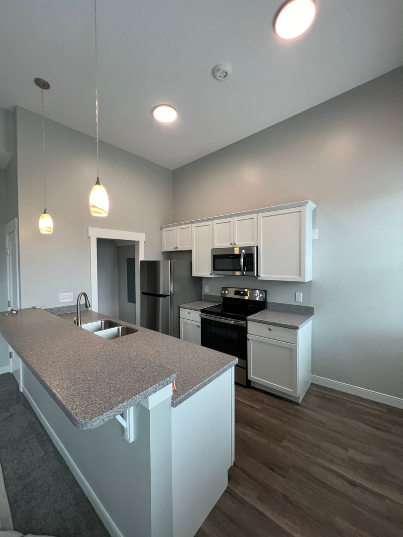 Carlisle Apartment: 17 E High St