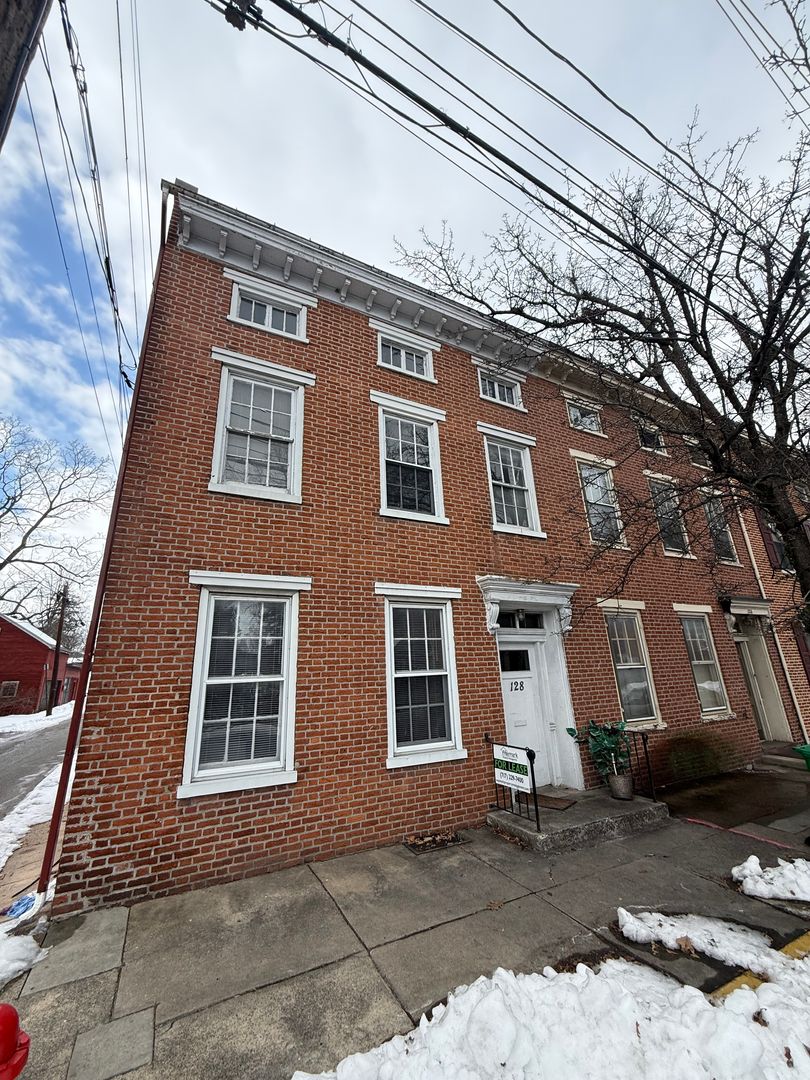 Carlisle Apartment: 128 S West St