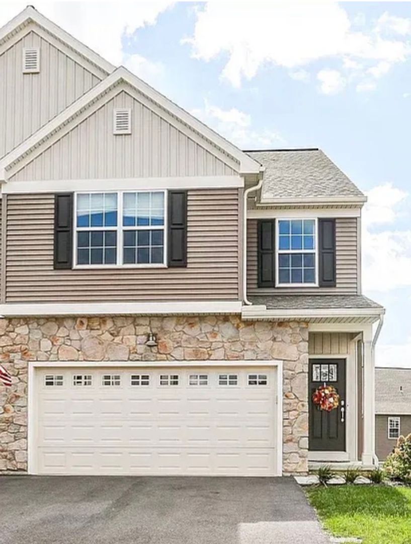 Mechanicsburg House: 558 Brook Shire Court