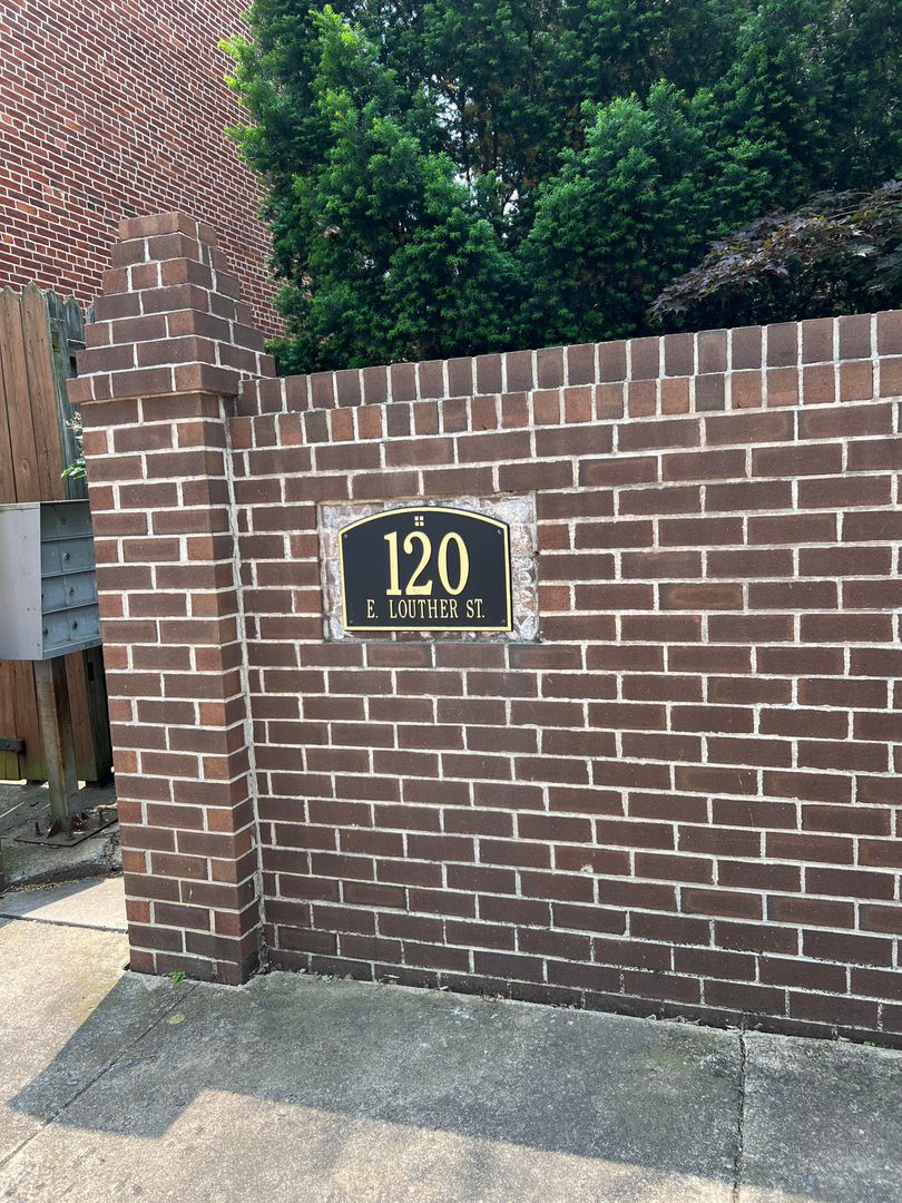 Carlisle Apartment: 112 -120 E Louther St