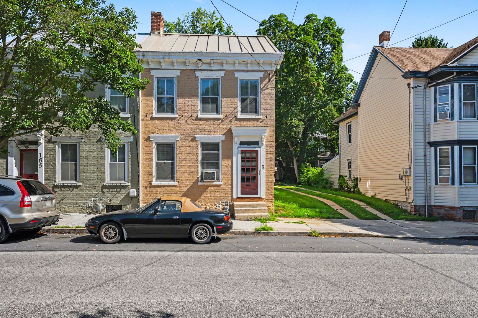 Carlisle House: 169 E Pomfret St