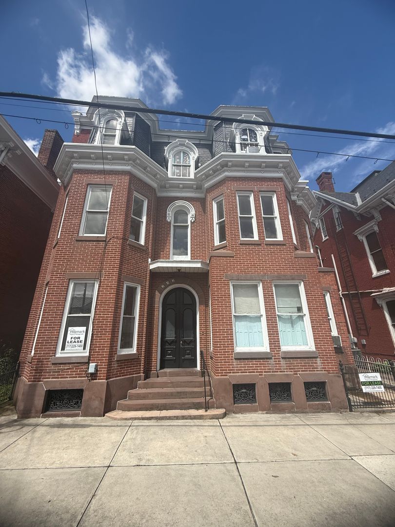Carlisle Apartment: 242 S Hanover St