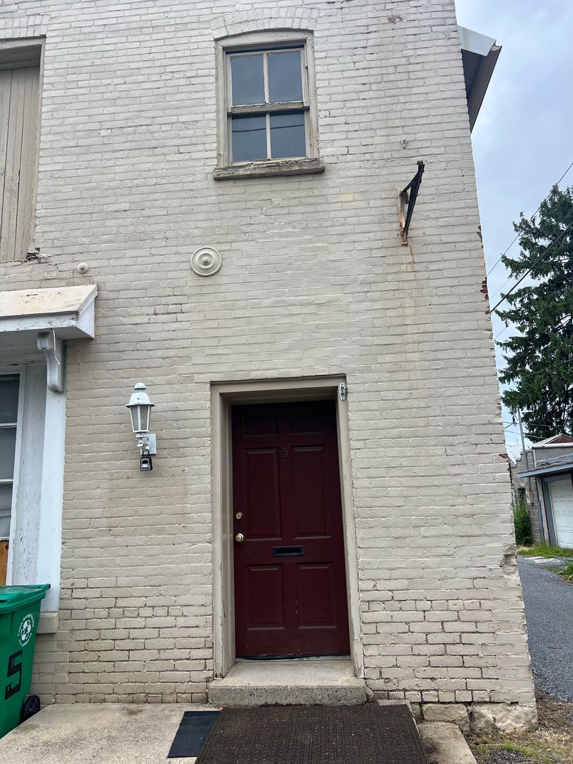 Carlisle Apartment: 5 Chestnut Ave