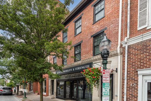 Recently renovated 2 bedroom apartment in Historic Carlisle – photo 1
