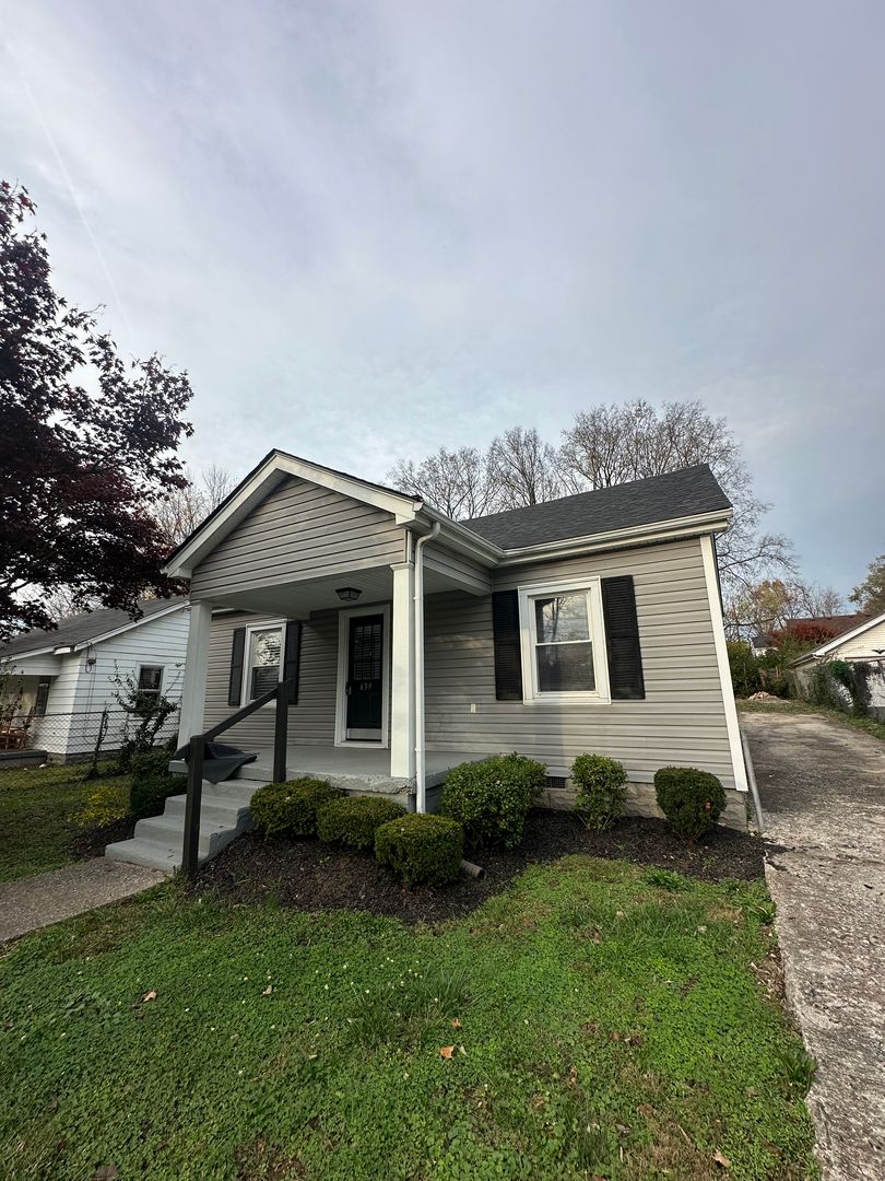 Lexington House: 639 Golfview