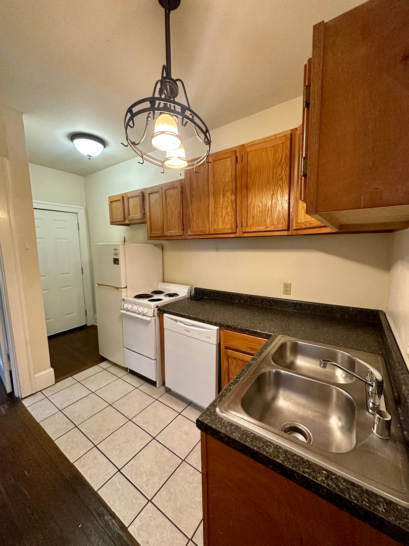 Lexington Apartment: 858 South Broadway
