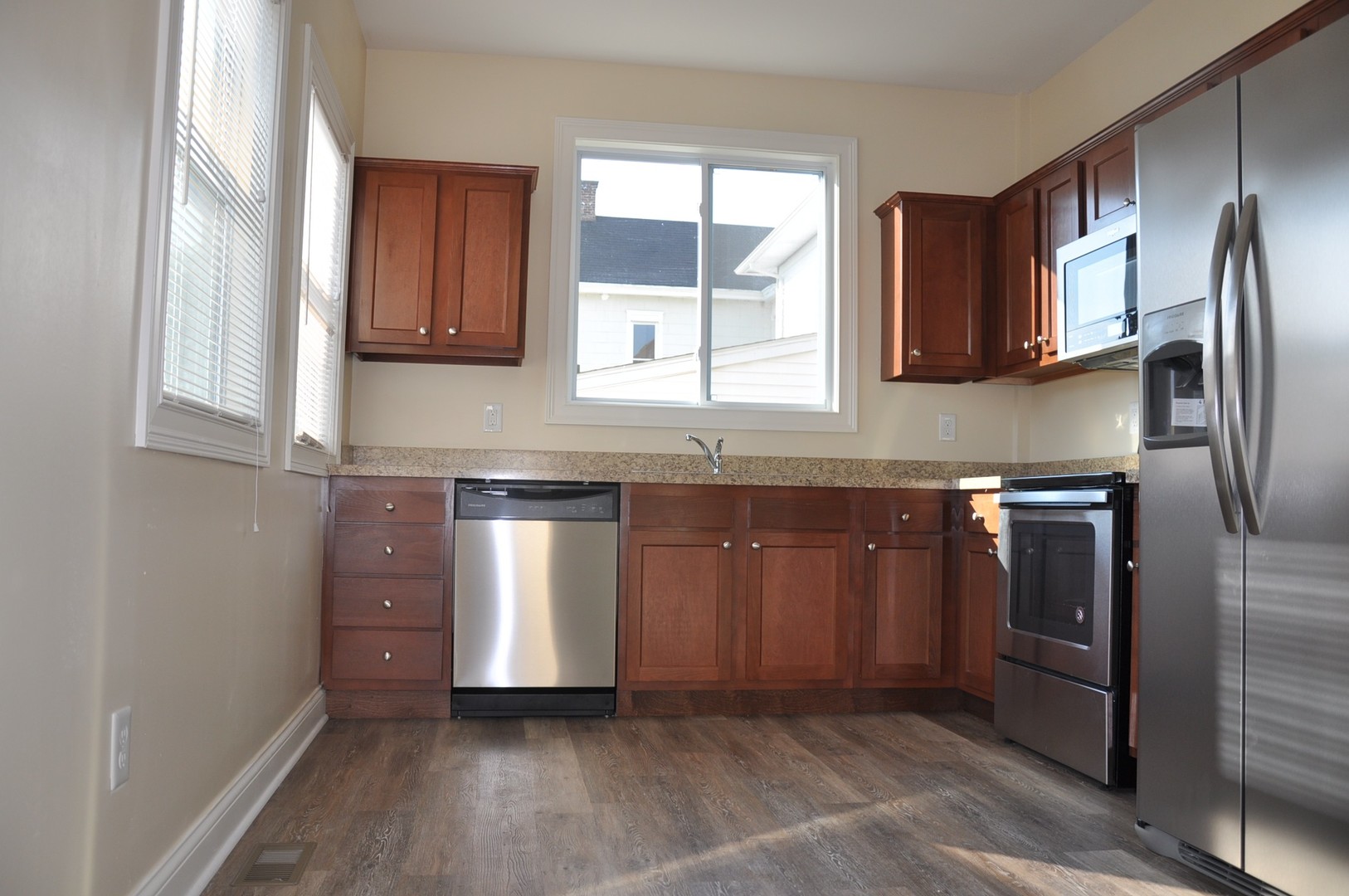Lexington Apartment: 350 South Broadway Park