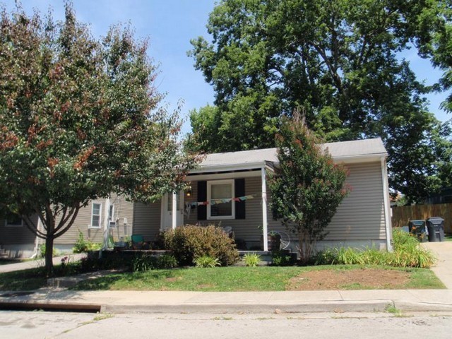 Lexington House: 621 Golfview Drive