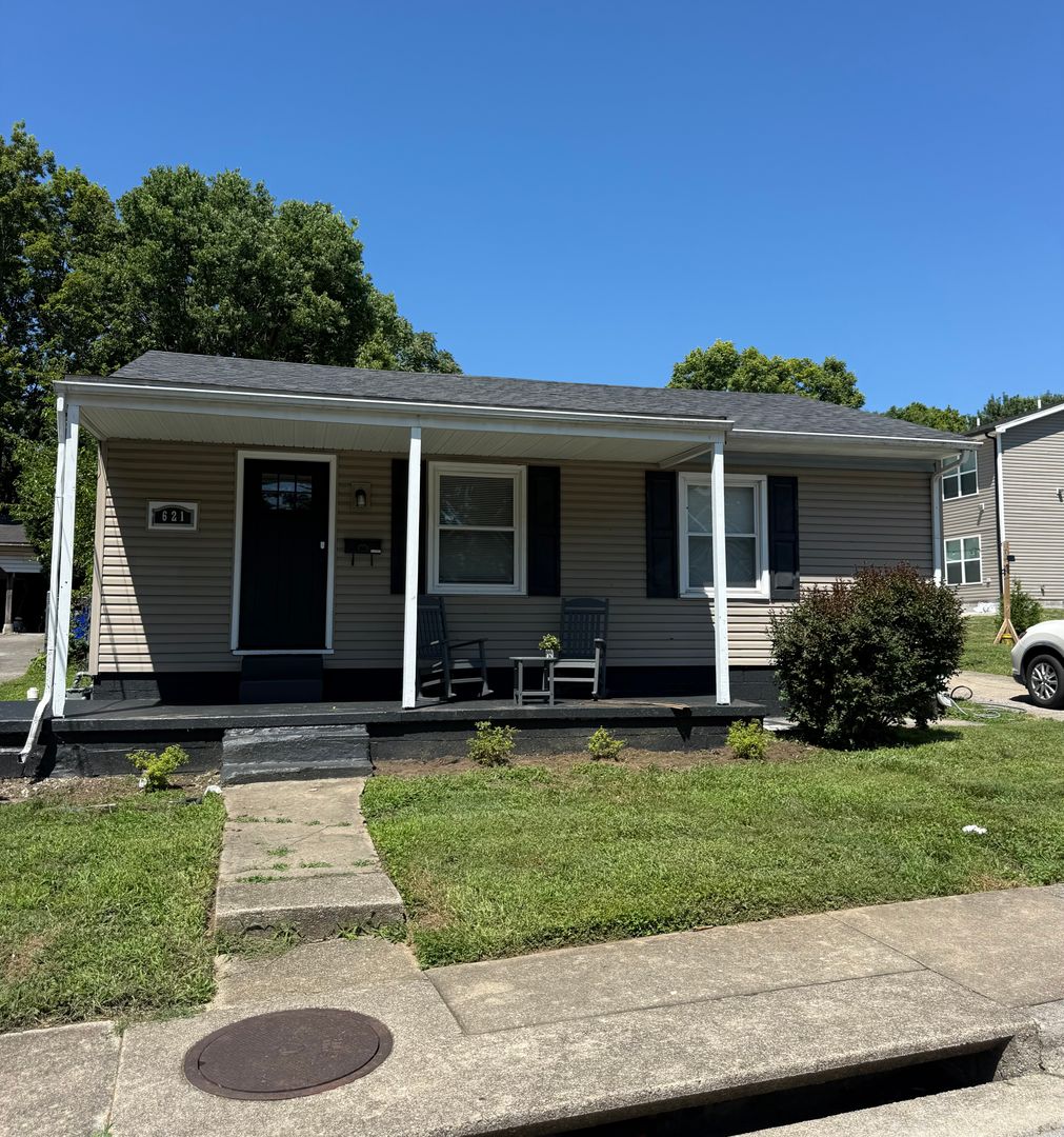 Lexington House: 621 Golfview Dr
