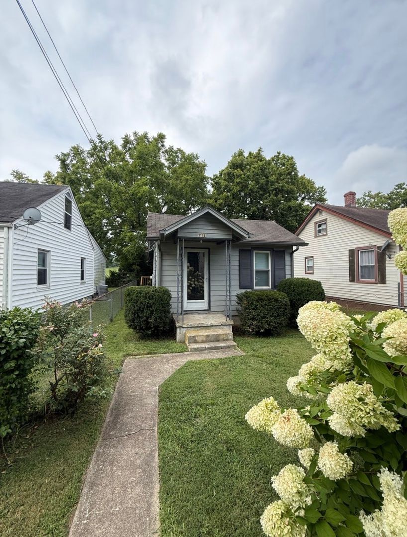 Lexington House: 714 Golfview Drive