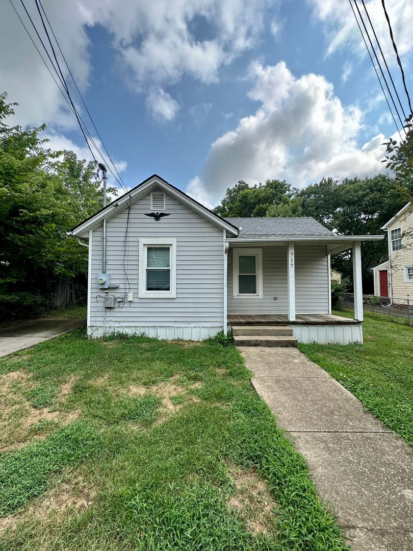 Lexington House: 717 Golfview