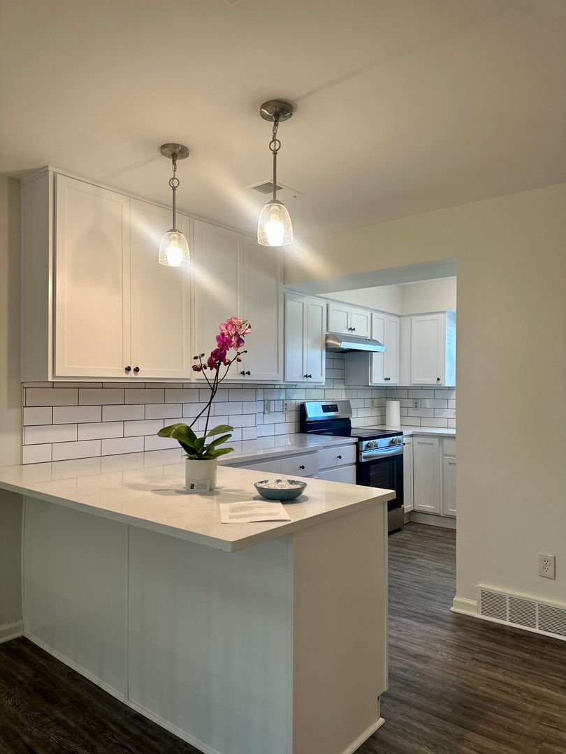 lexington Apartment: 185 S. Eagle Creek