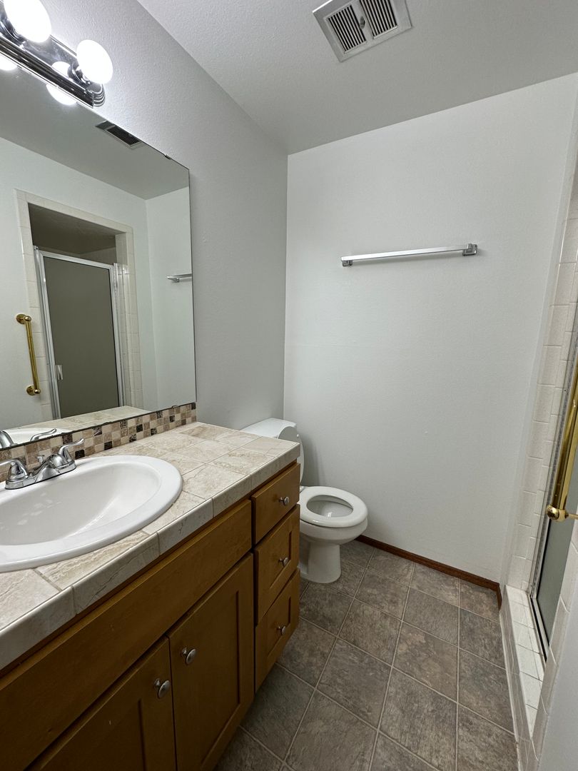 Seattle Apartment: 6400 32nd Ave NW