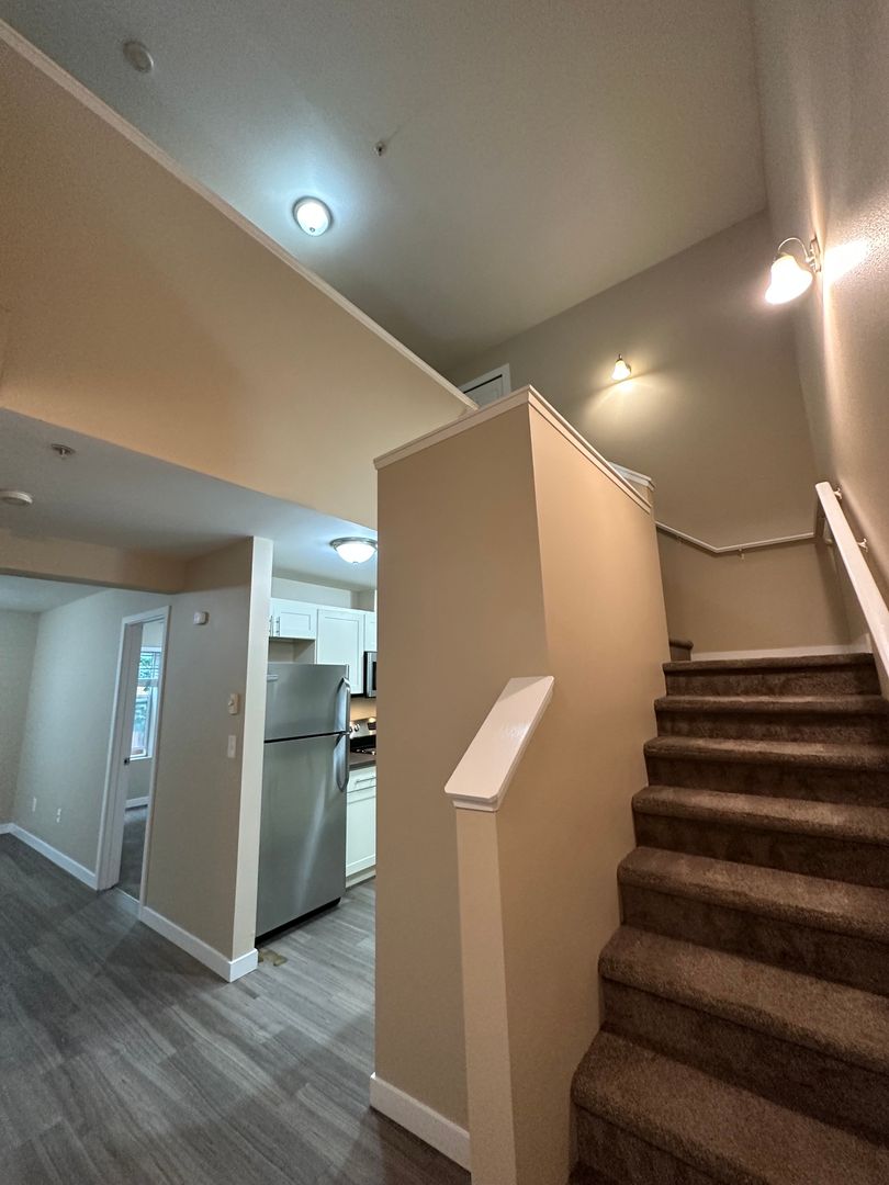 Seattle Apartment: 4236 7th Avenue NE