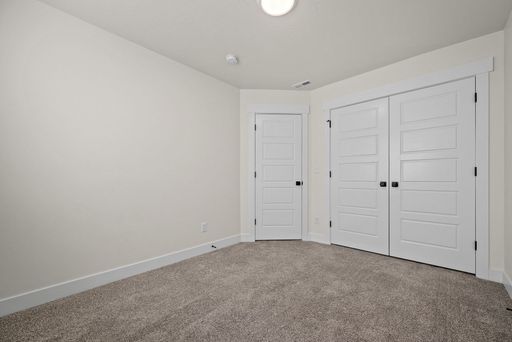 Spacious Rooms for Rent in Modern Townhome | Ideal for Female Students