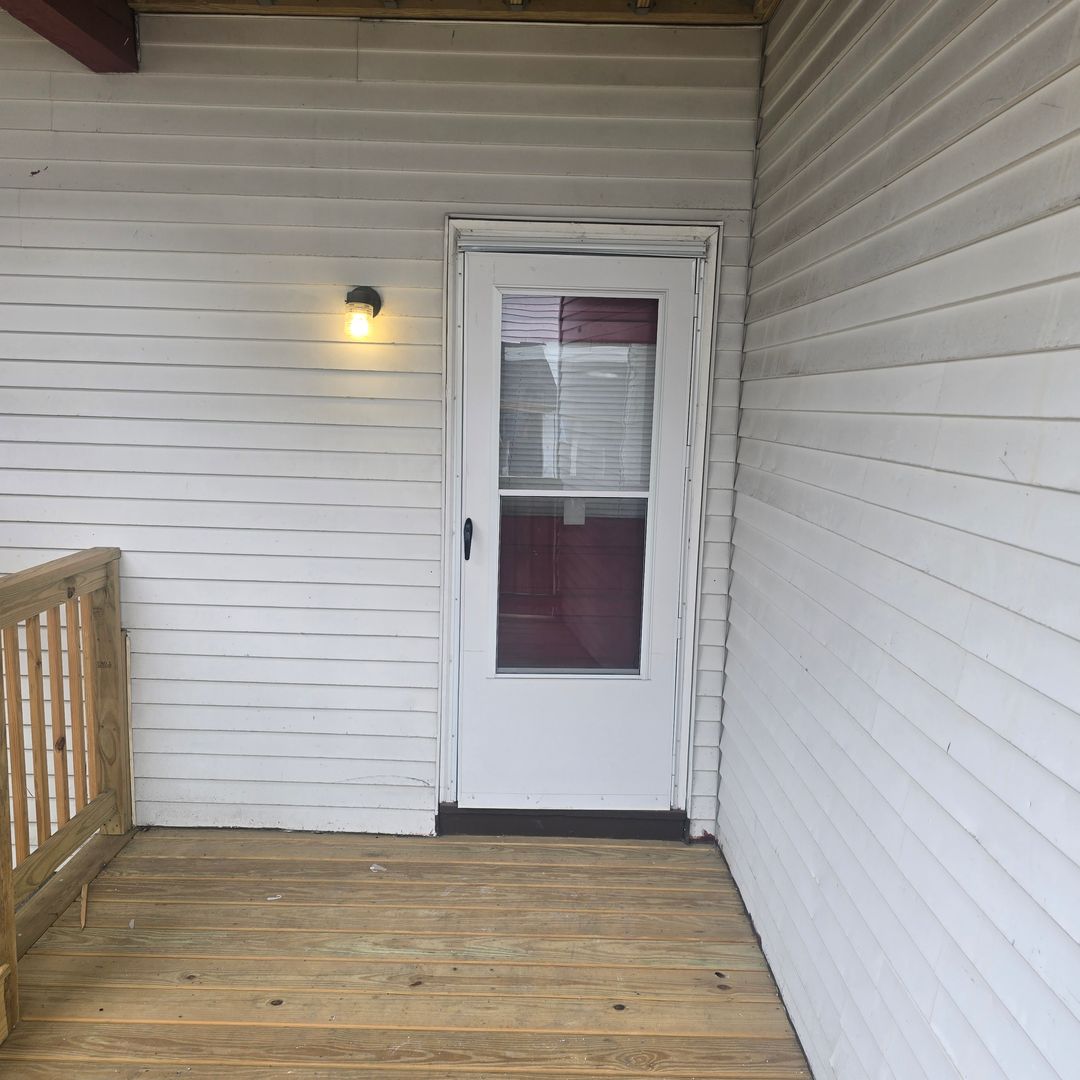 Manchester Apartment: 395 Lake Ave.