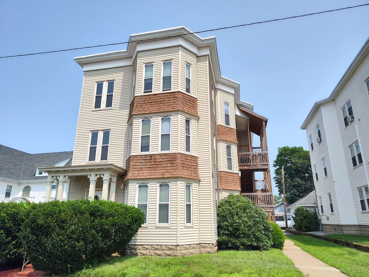 Manchester Apartment: 487 Cartier St