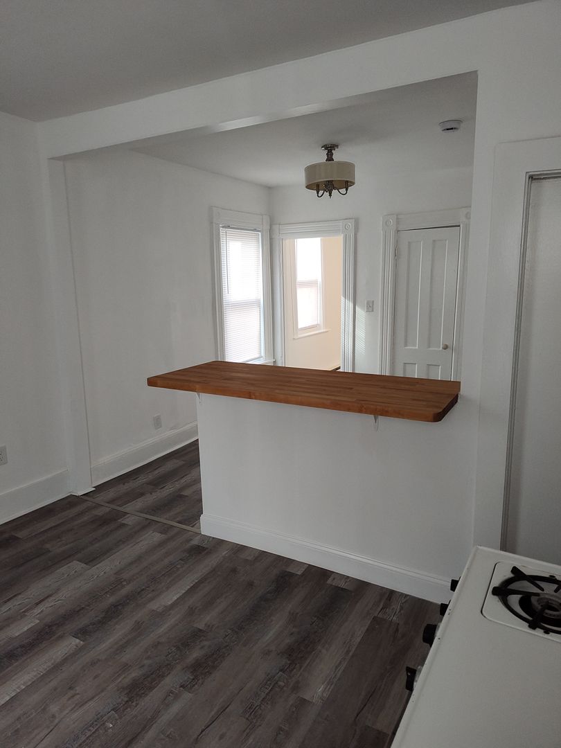 Manchester Apartment: 282 W. Hancock St.