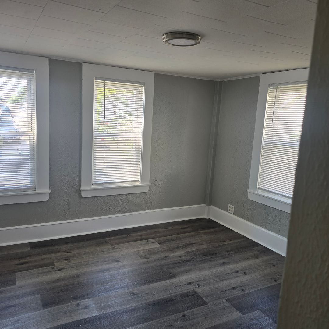 Manchester Apartment: 372 Amherst St