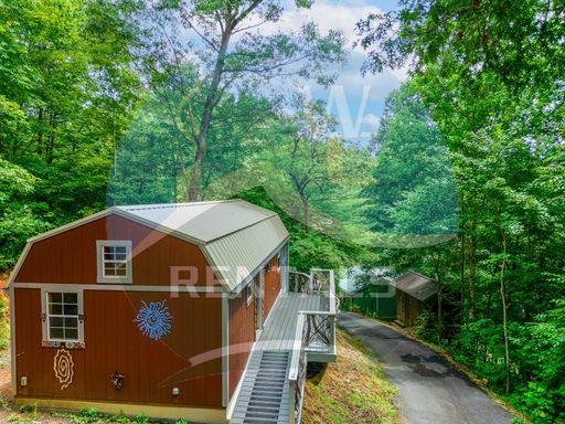 Mountain Retreat Tiny Home with screened-in porch in Whittier NC in Iris Cove