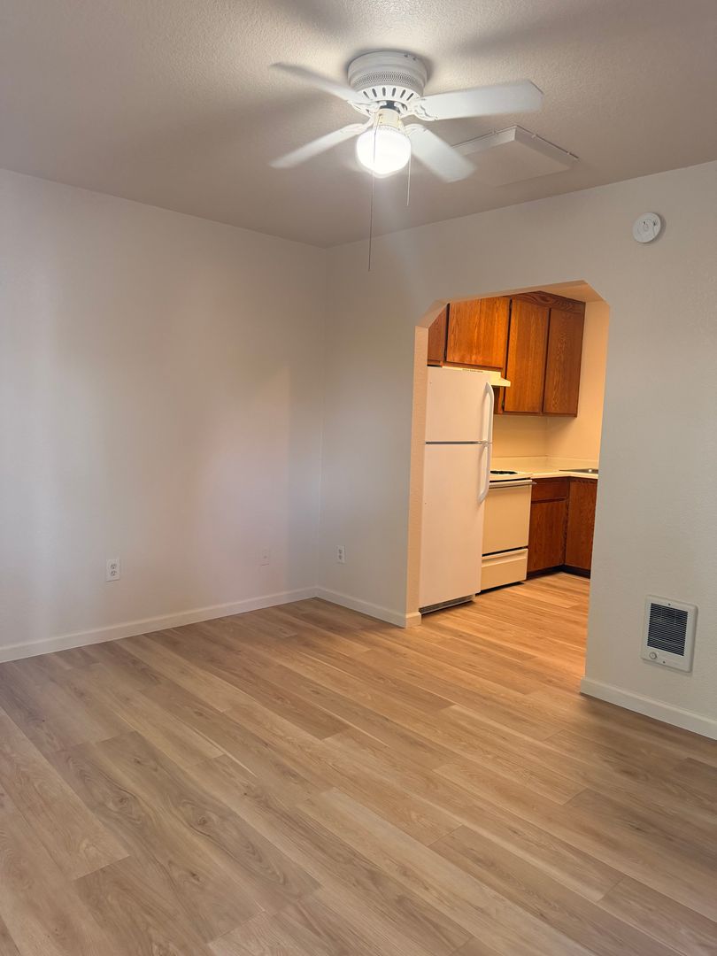 Anderson Apartment: Acacia Way