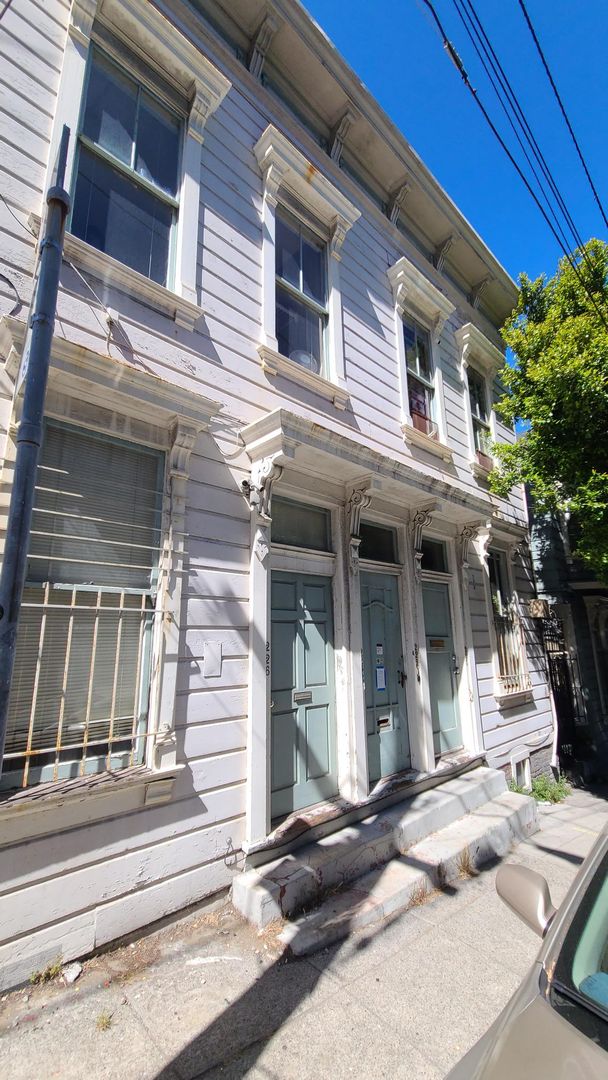 San Francisco Apartment: 220-226 Rose Street / 241-247 Page Street