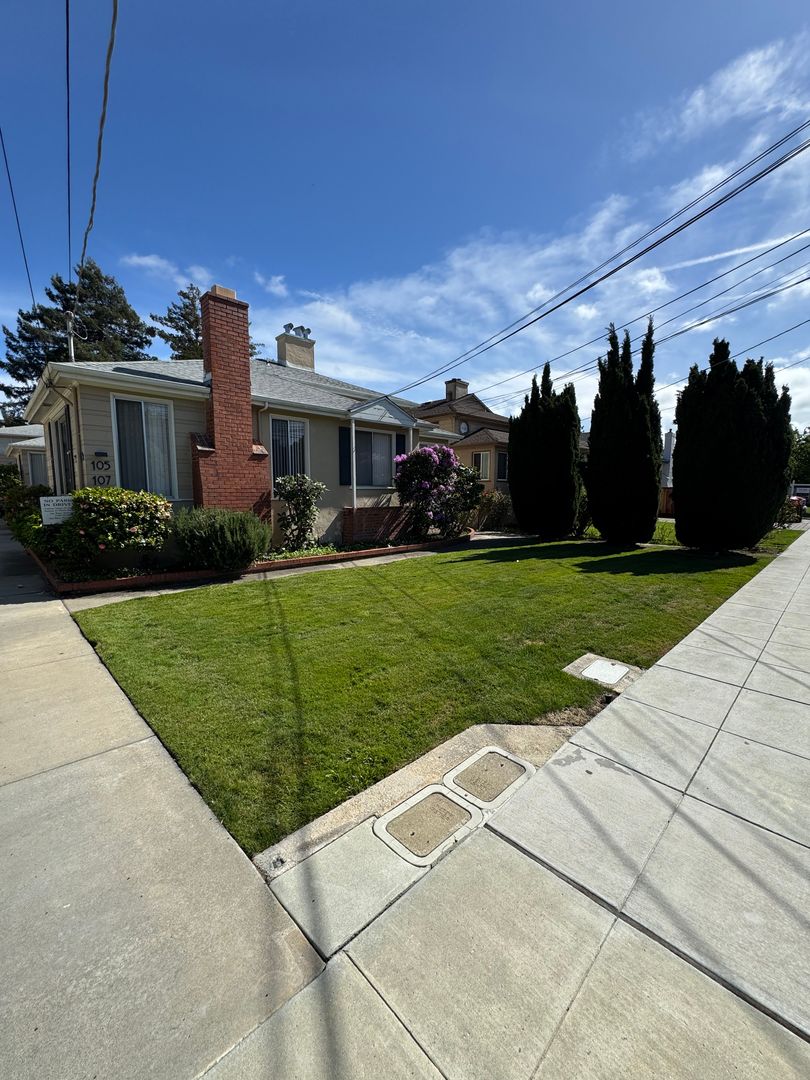 San Mateo Apartment: 105-107 Hobart Avenue