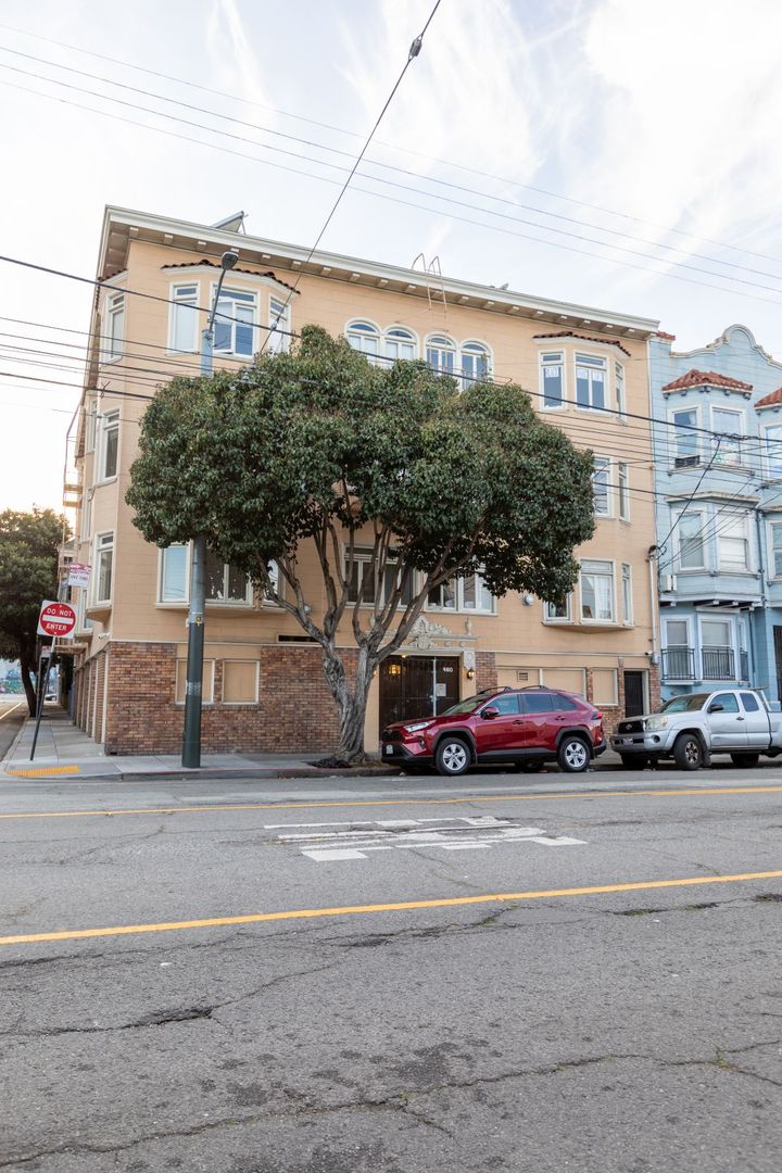 San Francisco Apartment: 460 South Van Ness Avenue