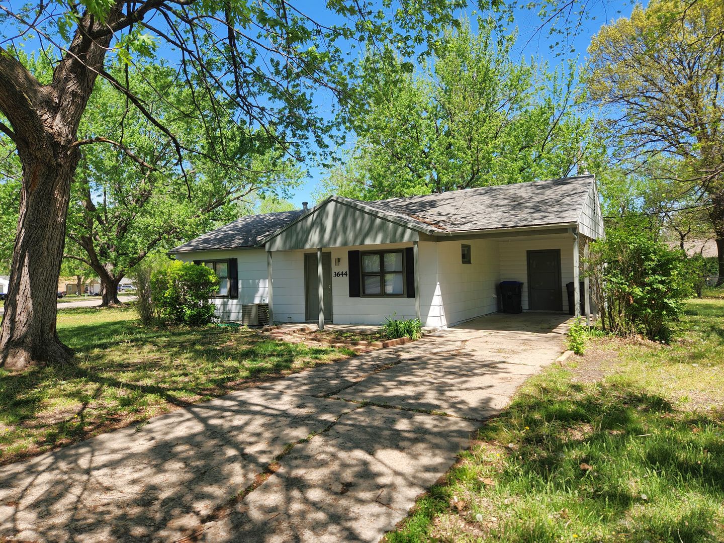 Topeka House: 3644 SW Kirklawn Ave