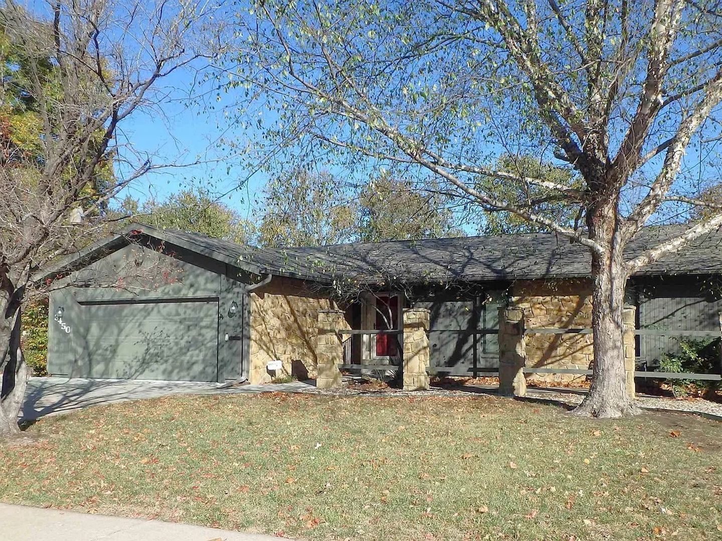 Lovely 3BR, 2BTH main floor everything located in desirable Briarwood!