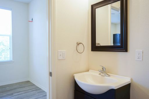 7247 N Leavitt Ave #200, Portland, OR 97203