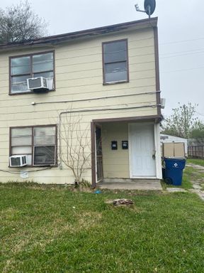 Rare Find! Upstairs 2-Bedroom Duplex in Texas City – Only $799/Month