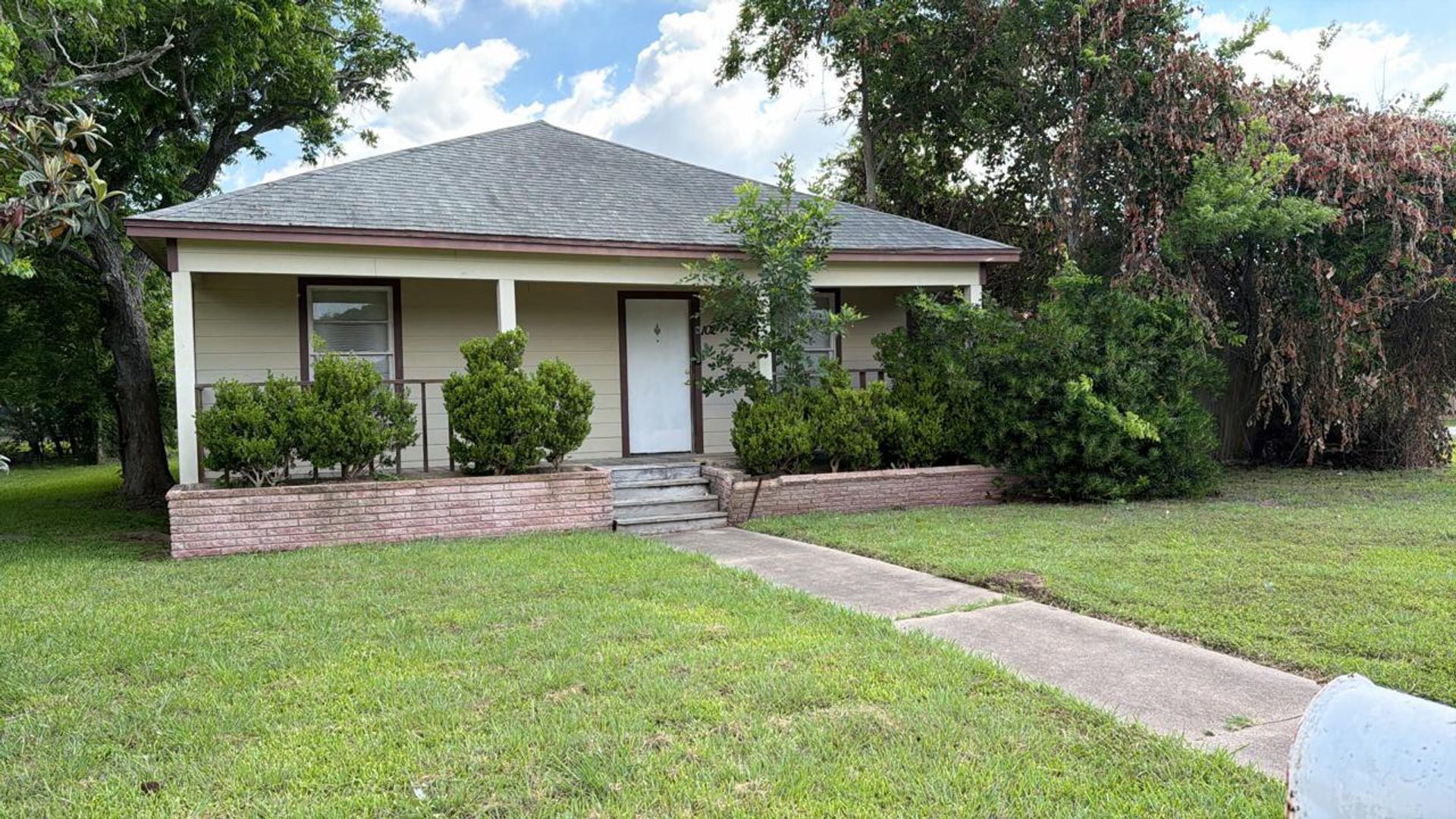 Freeport House: 102 N Avenue C