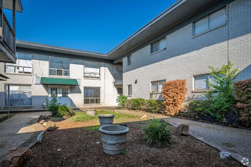 Royal Oaks apartment 104 – photo 1