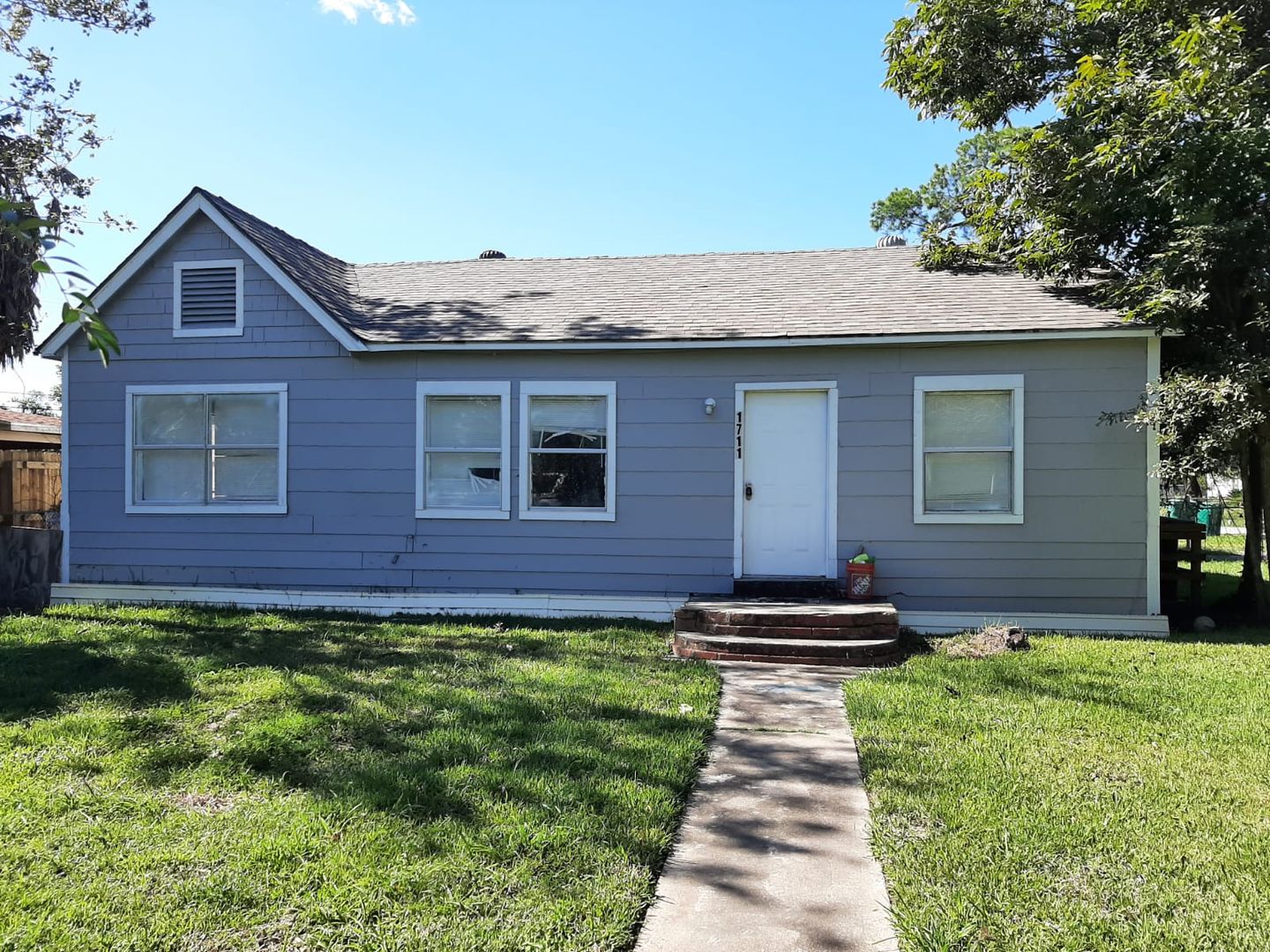 Recently Renovated Large 3 bedroom 1 bath with fresh paint and fixtures!!