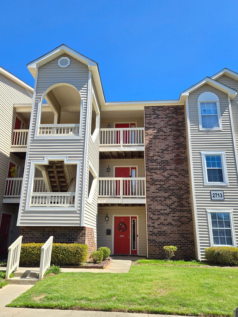 Fayetteville House: 2713-10 Prestonwoods Ln