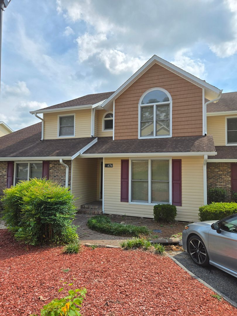 Fayetteville House: 474 Lands End