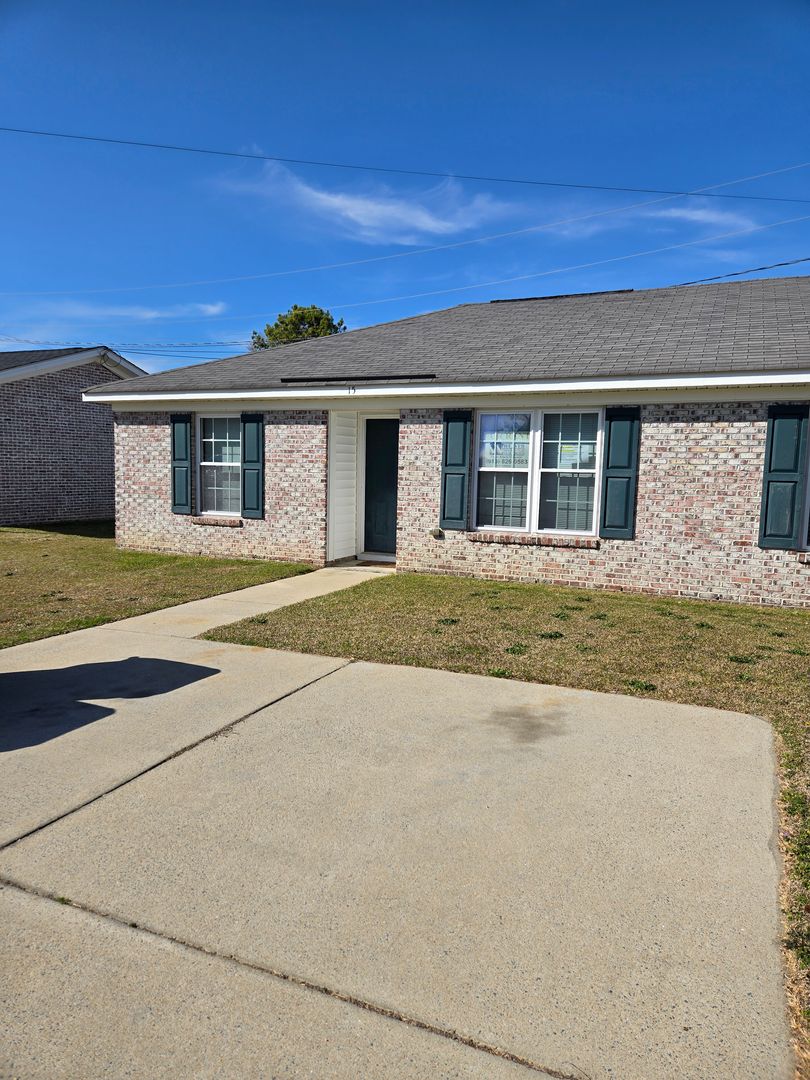 Benson House: 15 Coats Cir