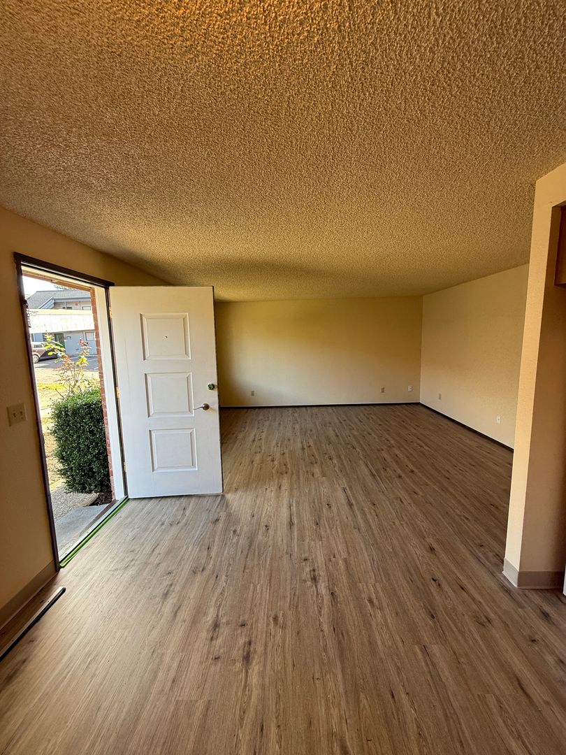 Vancouver Apartment: 2109 E 8th Street