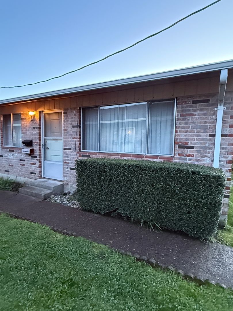 Vancouver Apartment: 2109 E 8th Street