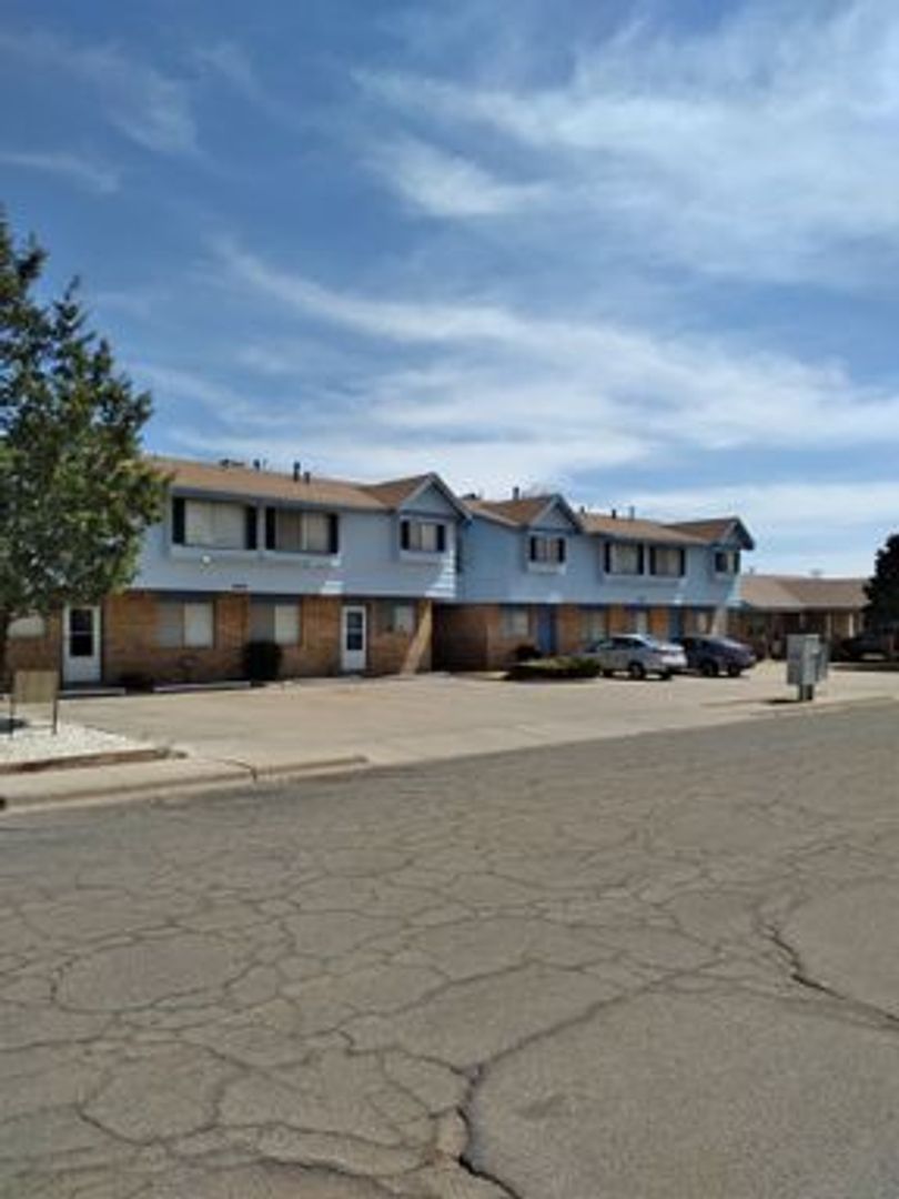 Clovis Apartment: 2001 Sheldon St.