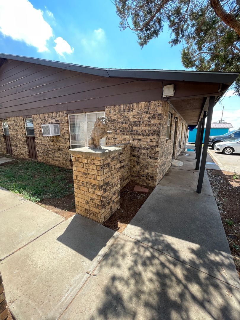 Clovis Apartment: 109 Sasser Dr.