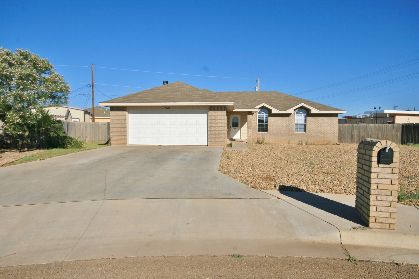 Clovis House: 528 La Salle Dr.