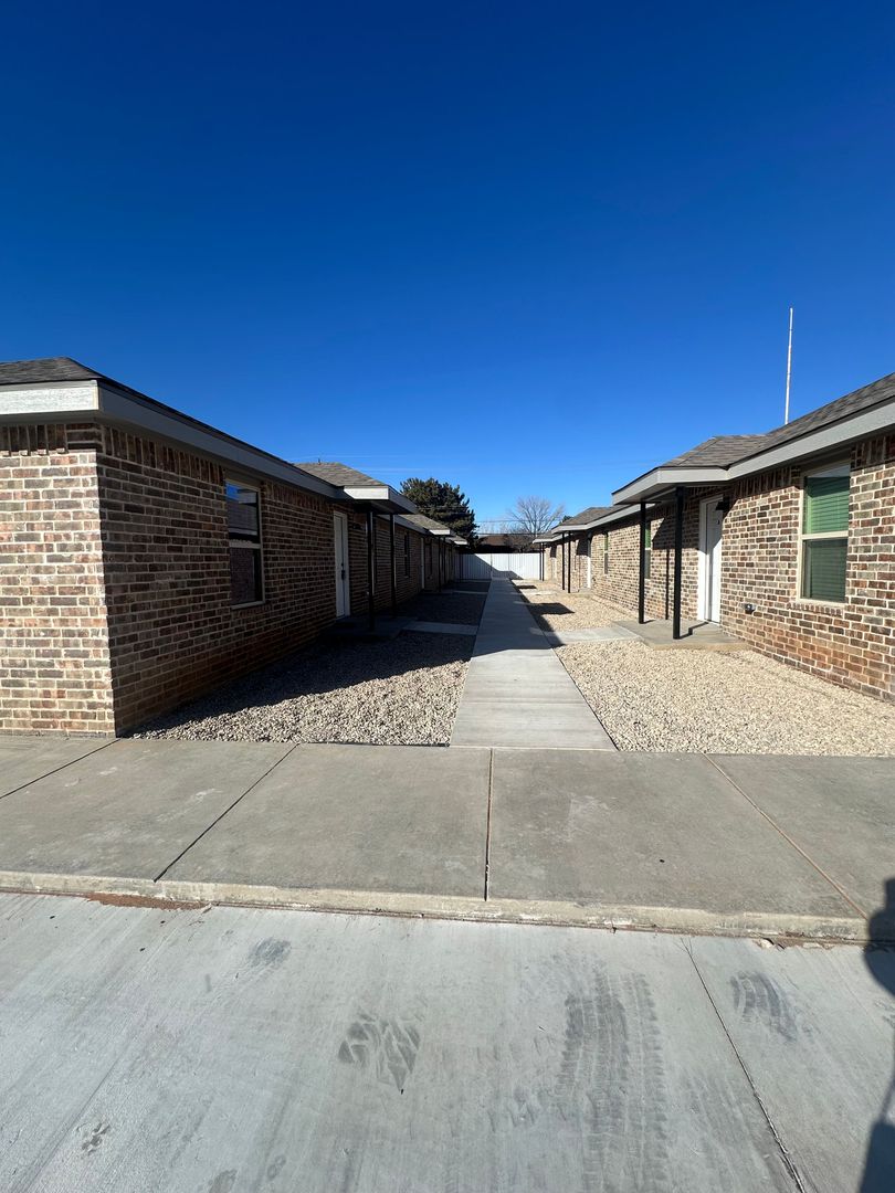 Clovis Apartment: 2510 E 14th St