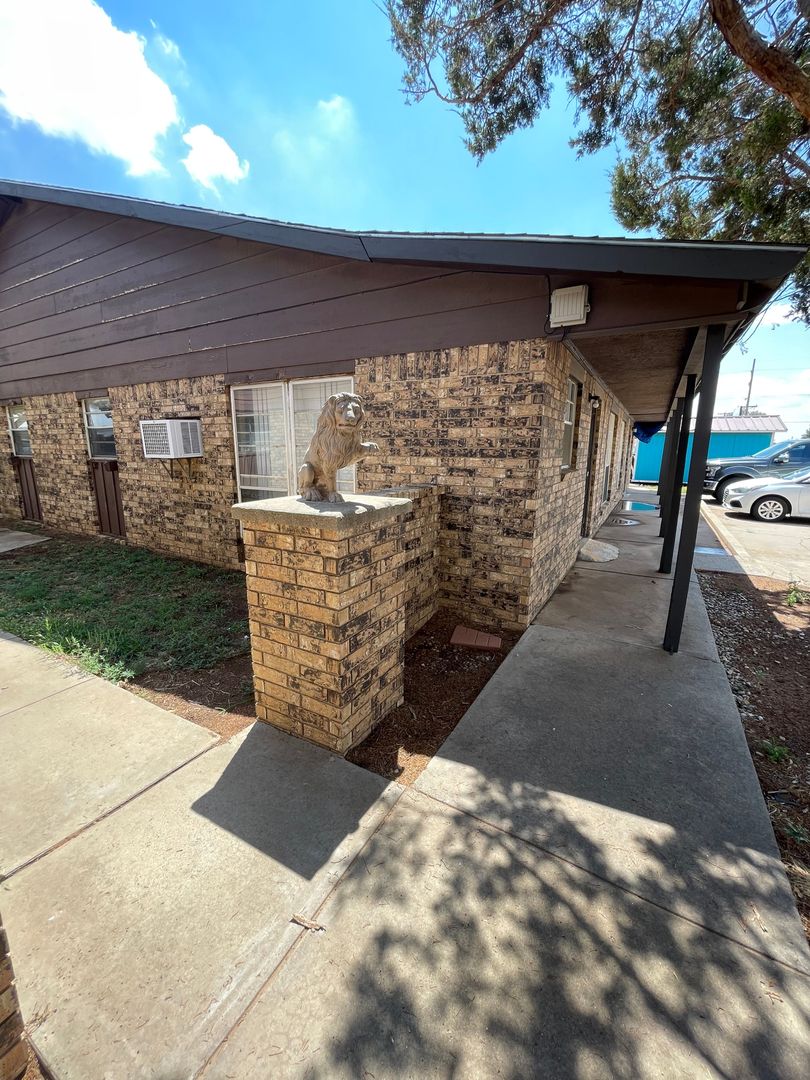 Clovis Apartment: 109 Sasser Dr.