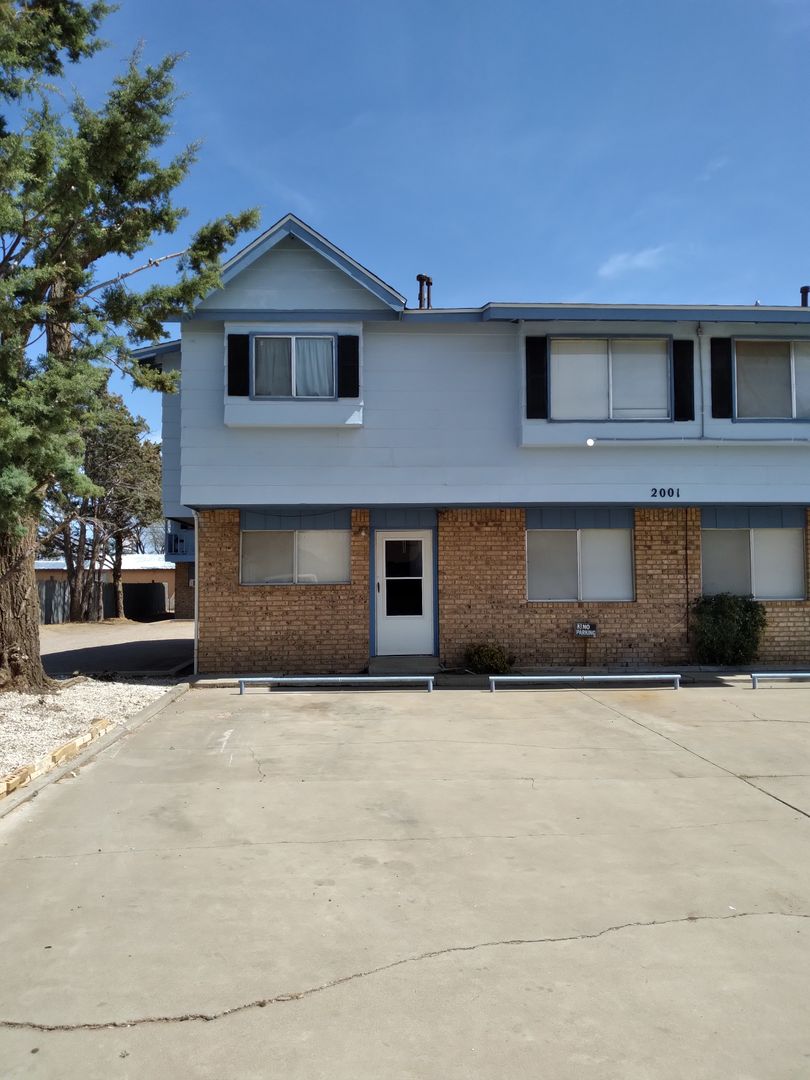 Clovis Apartment: 2001 Sheldon St.