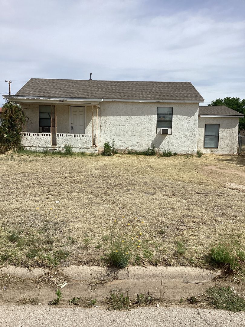 Portales House: 1005 E. Brazos St.