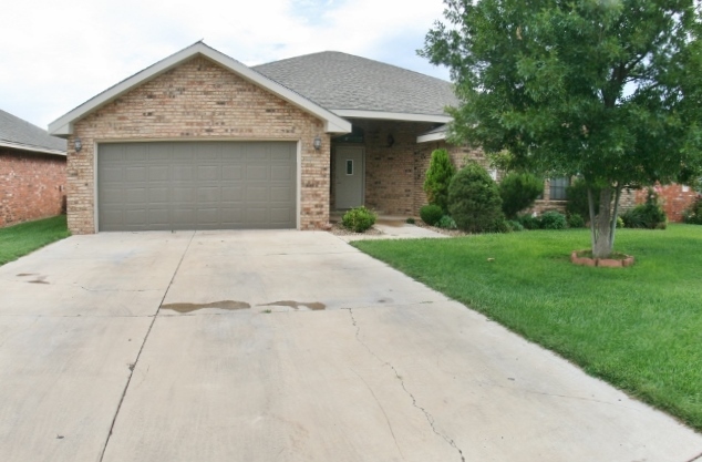 Clovis House: 409 Olive Dr.